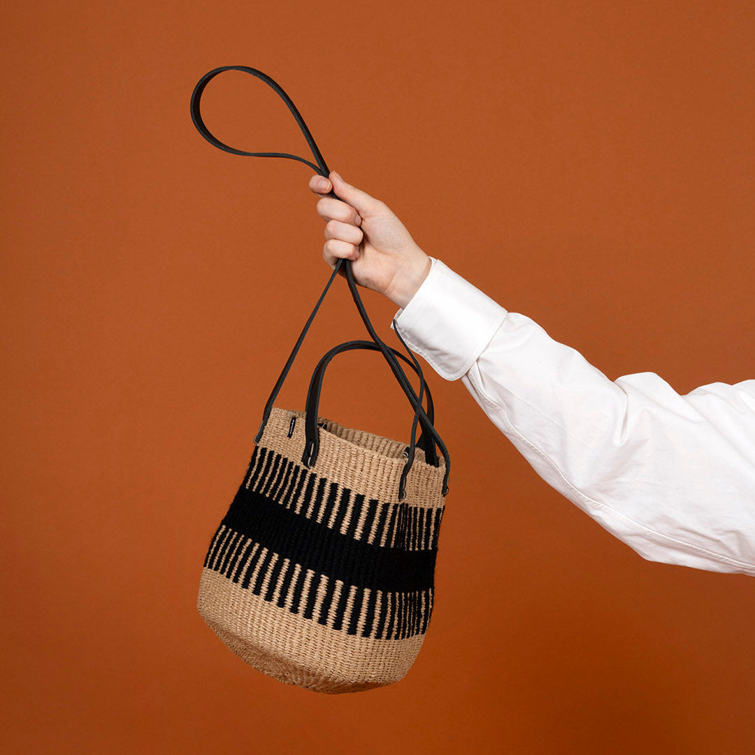 The Pamba shopper basket is a stylish and sustainable accessory designed for both functionality and elegance. Handwoven with care. fair trade.