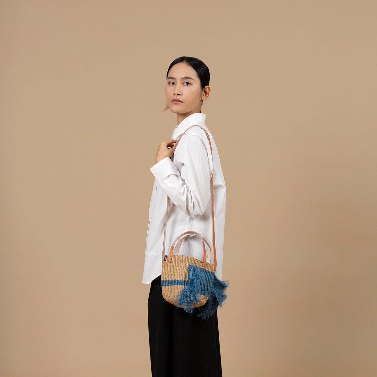 Discover the perfect blend of sustainability and timeless design with this small shopper, designed by Ervin Latimer