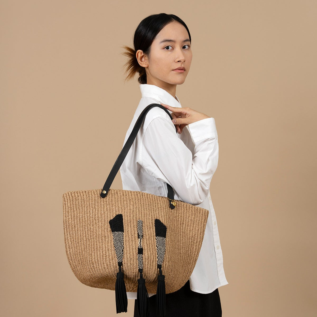 Mifuko Paper and Glass beads Shopper basket Kiondo Shopper basket | Anyango design black and white M fair trade handmade high fashion treasure