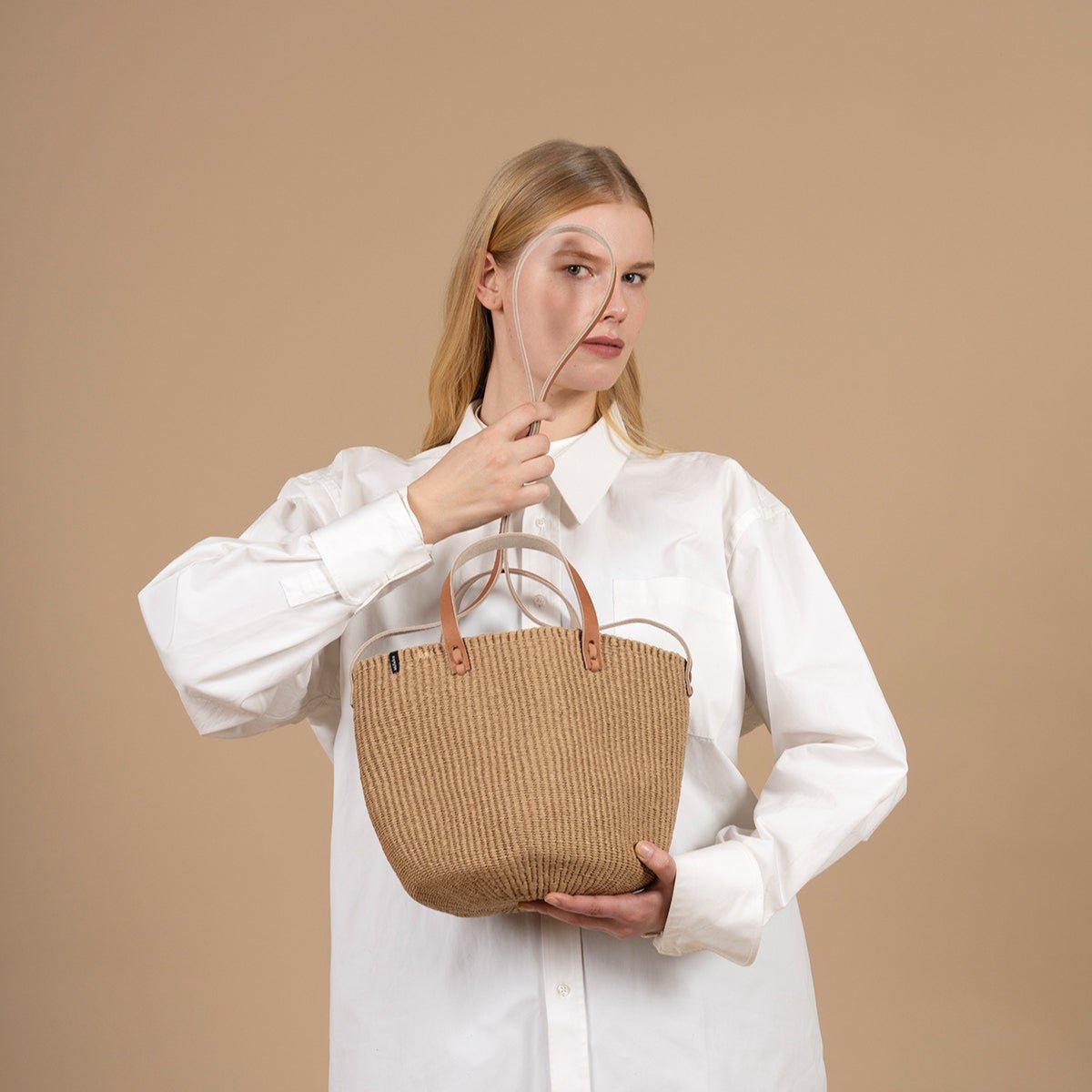 Lightweight, durable, and stylish – this Mifuko paper-fiber small shoulder bag is the perfect companion for everyday use.
Carefully handwoven, the bag combines timeless design and practicality, adding a touch of elegance to your daily outfits. It is made from lightweight and eco-friendly paper fiber