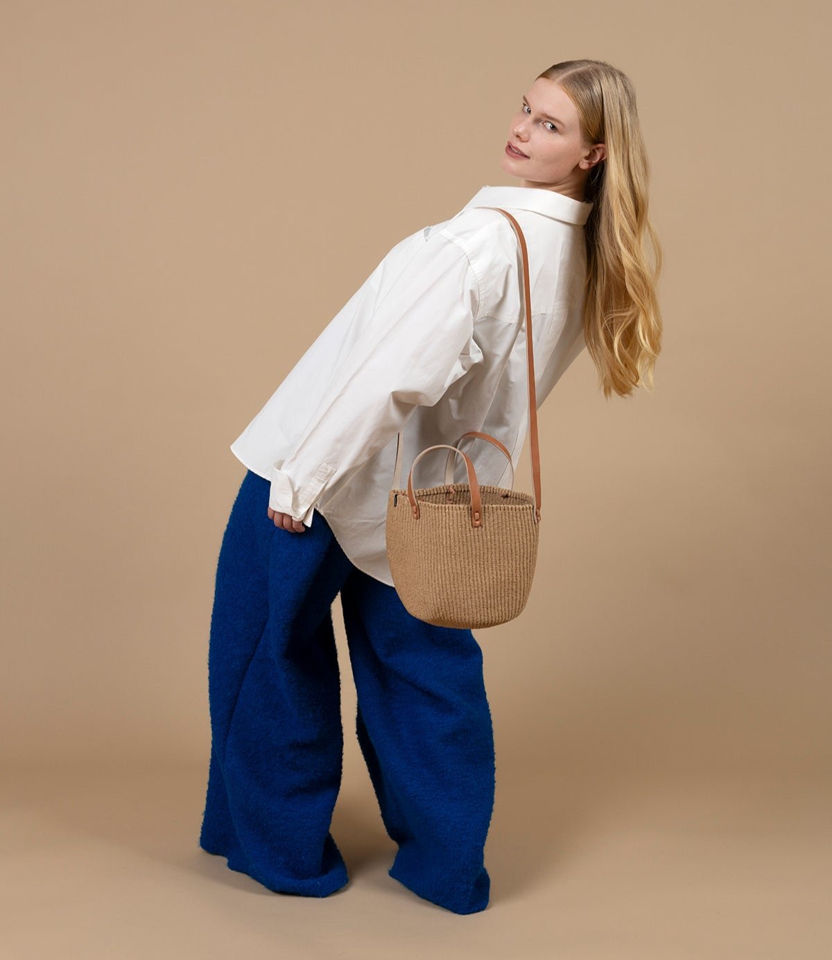 Lightweight, durable, and stylish – this Mifuko paper-fiber small shoulder bag is the perfect companion for everyday use.
Carefully handwoven, the bag combines timeless design and practicality, adding a touch of elegance to your daily outfits. It is made from lightweight and eco-friendly paper fiber