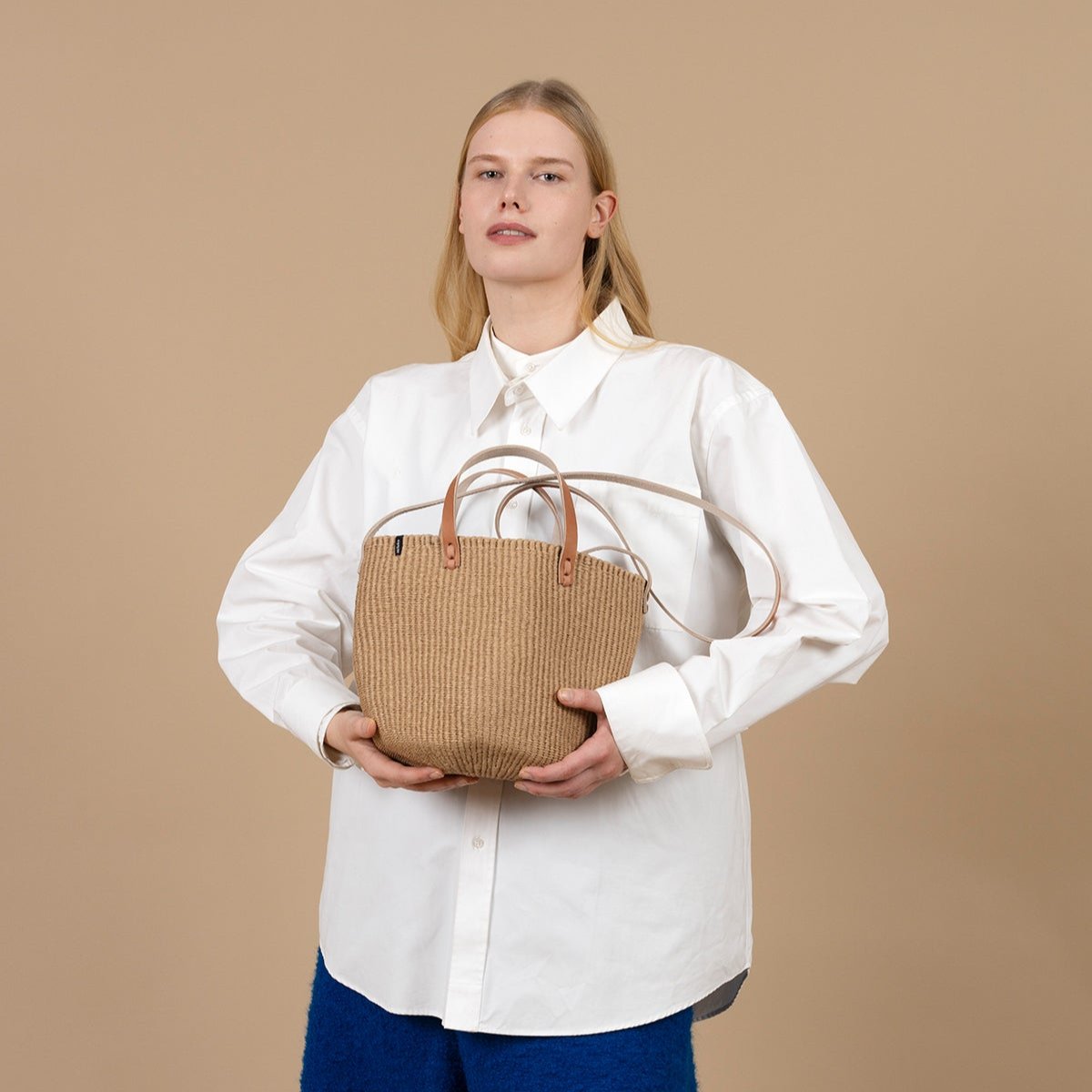 This paper shoulder bag is a beautiful choice that highlights the best of sustainability, functionality, and ethical craftsmanship. It’s the perfect companion for a day in the city, at work, or on a casual outing.