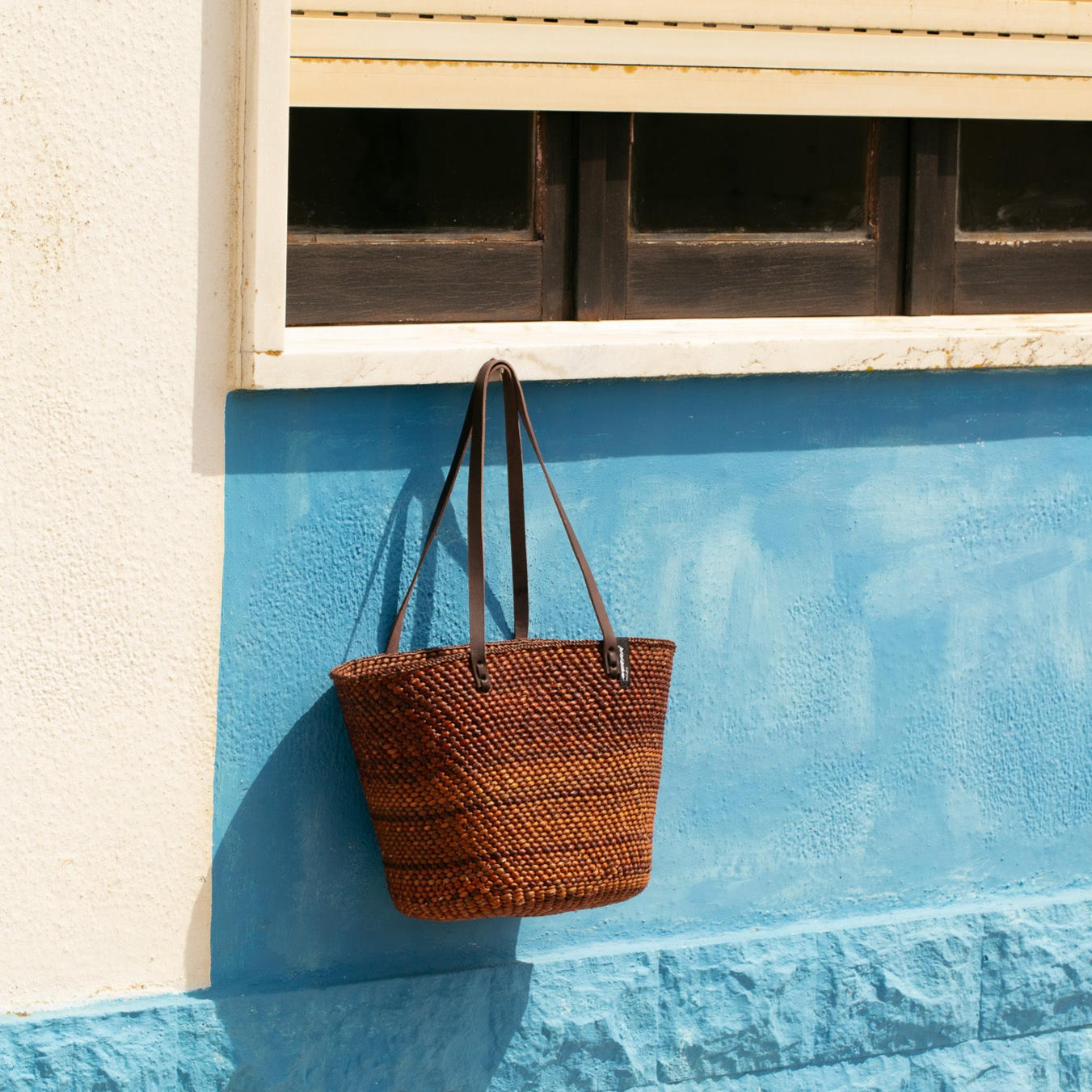 Handmade fair trade Milulu grass Iringa shopper basket | Brown M handmade fair trade leather handles