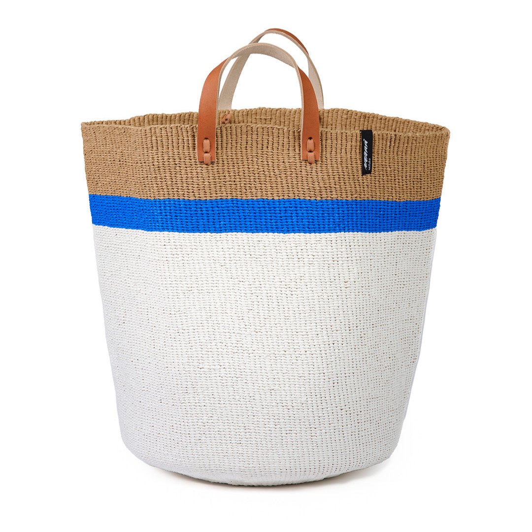 The Kiondo Market Basket with a striking top stripe in blue is a beautiful and practical accessory that combines traditional craftsmanship with modern design. Handwoven with care by skilled artisans, this large basket is made from a unique blend of FSC-certified paper and upcycled plastic, making it lightweight, durable, and environmentally conscious.