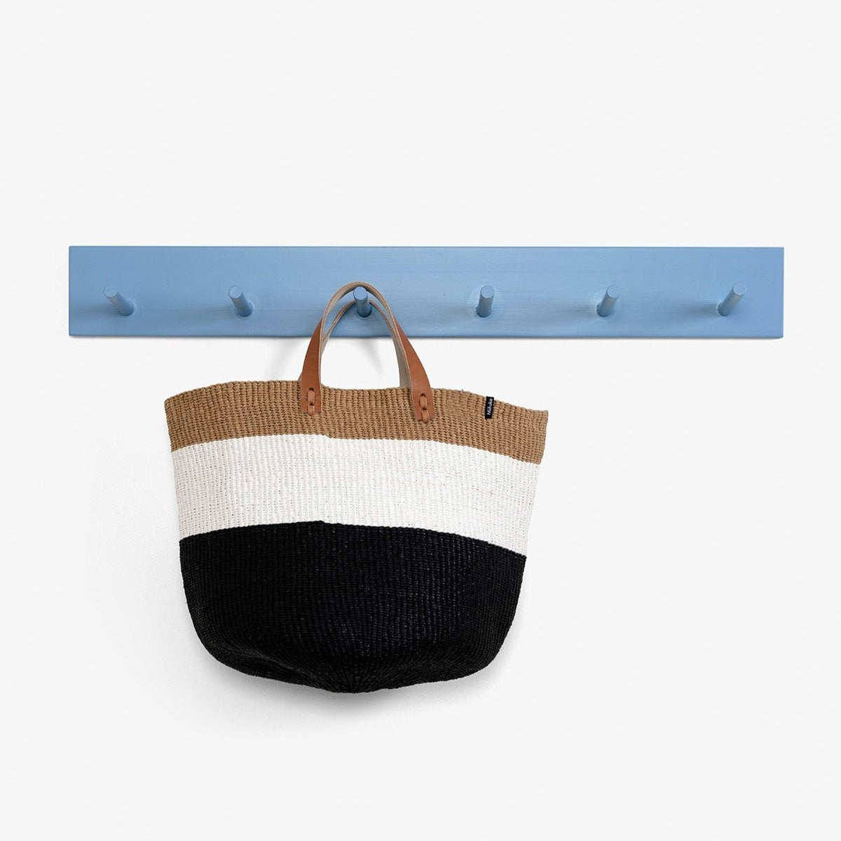 The Kiondo Market Basket in Duo Black is a stylish and sustainable accessory that combines functionality and modern design. Handwoven with care by skilled artisans, this medium-sized basket is crafted from a durable blend of FSC-certified paper and recycled plastic, making it lightweight, robust, and eco-friendly.