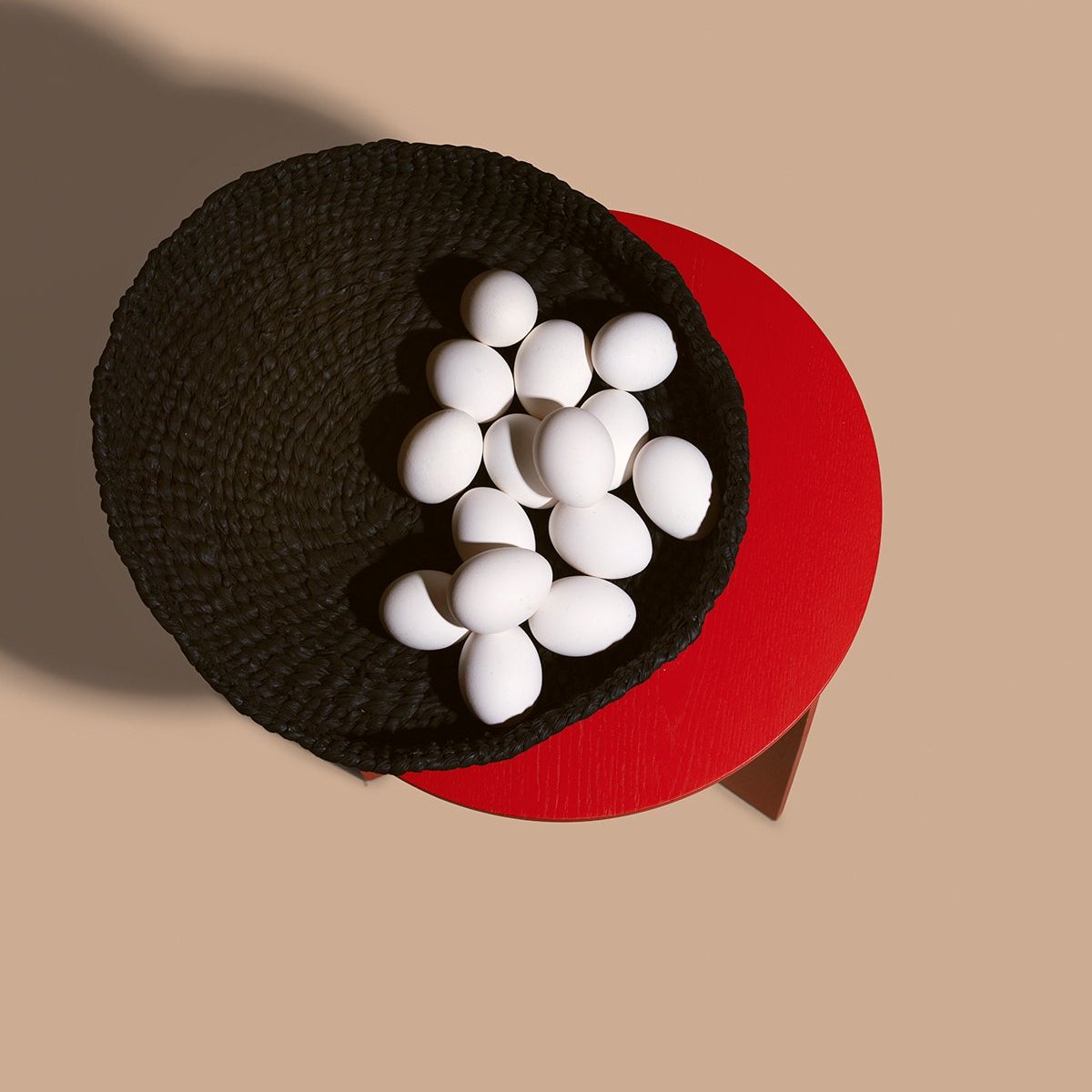 The Kiondo Bowl in Black is a beautifully handwoven piece that combines traditional craftsmanship with a sleek, modern design. Made from a durable blend of FSC-certified paper and recycled plastic, this medium-sized bowl is lightweight, strong, and eco-friendly.
