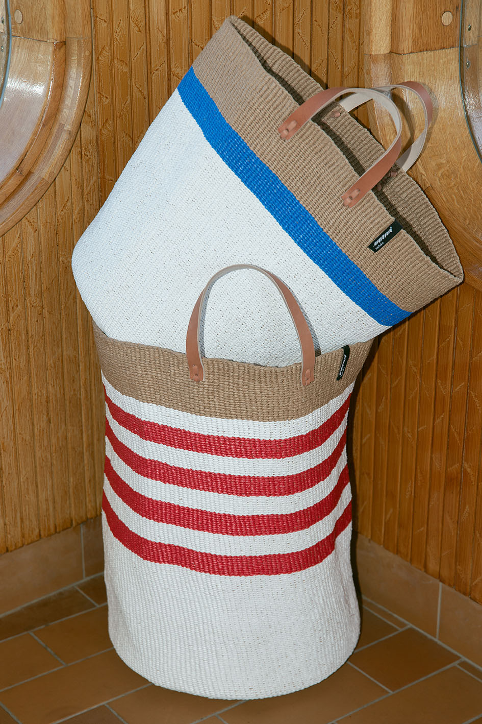 The Kiondo floor basket with elegant thin red stripes is a versatile and stylish storage solution for your home. Handwoven with care by skilled artisans, this extra-large basket is made from FSC-certified paper and upcycled plastic, combining lightweight durability with a commitment to sustainability.