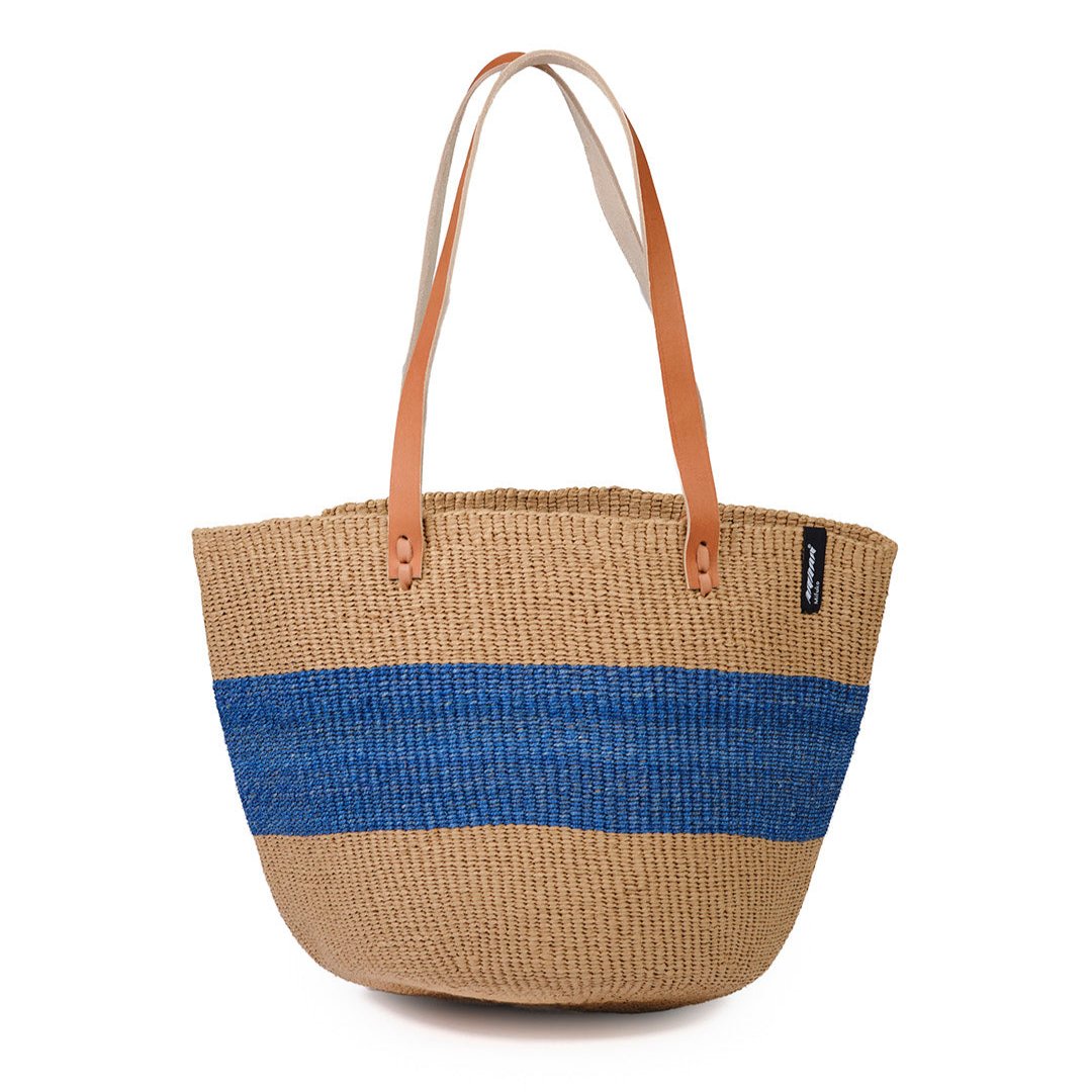 The Majani shopper basket is a beautiful and versatile accessory, handwoven with care using a combination of lightweight, durable paper fiber and soft, eco-friendly banana fiber