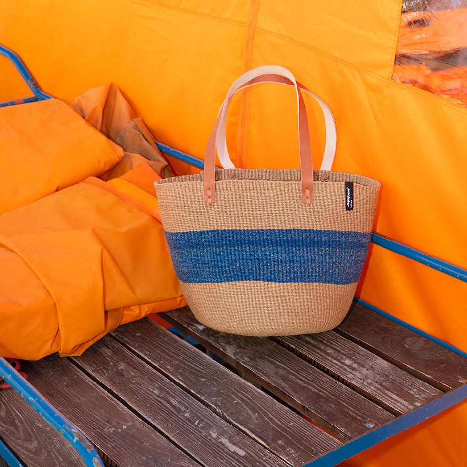 The Majani shopper basket is a beautiful and versatile accessory, handwoven with care using a combination of lightweight, durable paper fiber and soft, eco-friendly banana fiber