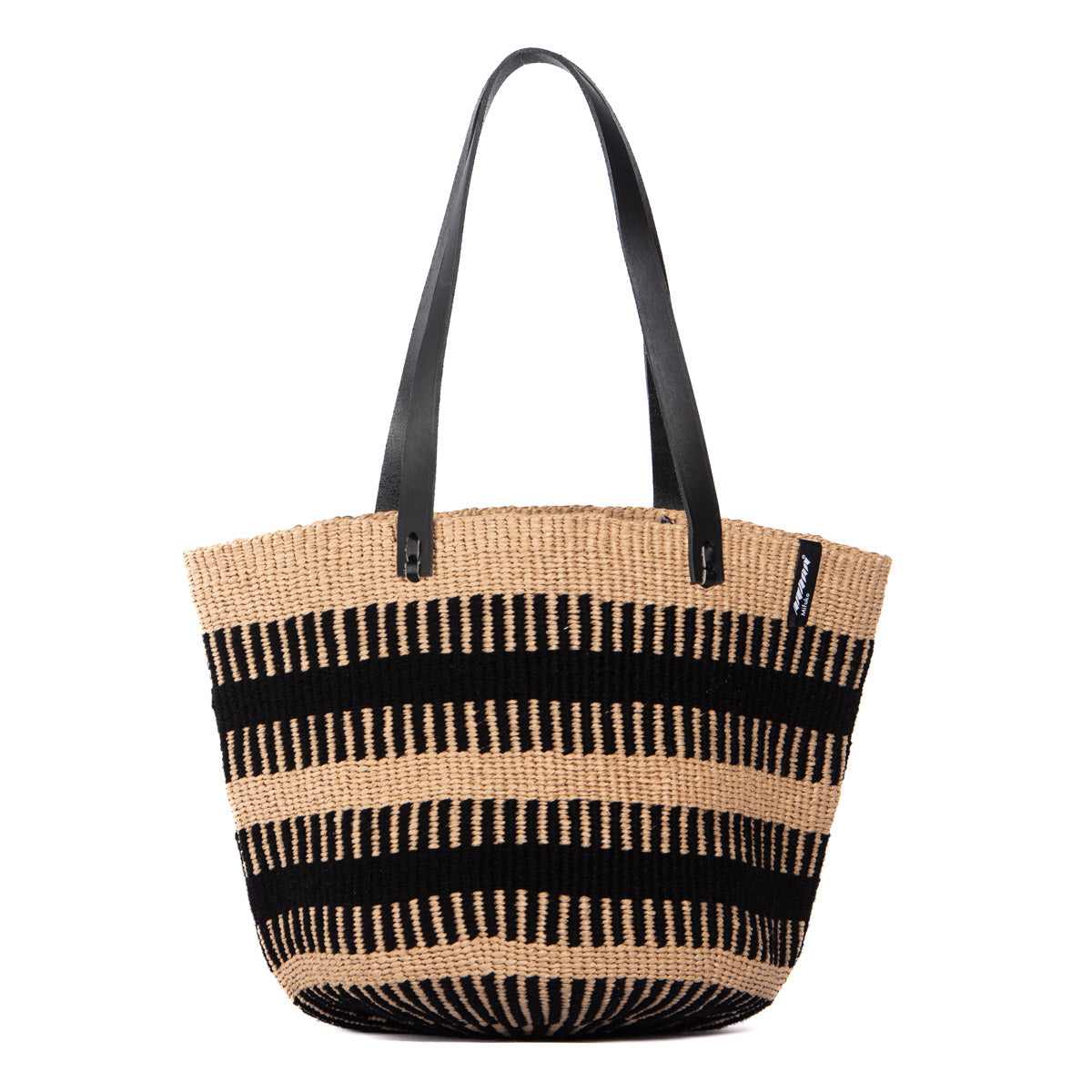 The Pamba shoulder bag is a stylish and durable accessory that combines functionality and elegance. Carefully handwoven, this bag stands out with its unique black rib weave, adding a modern touch to its timeless design.