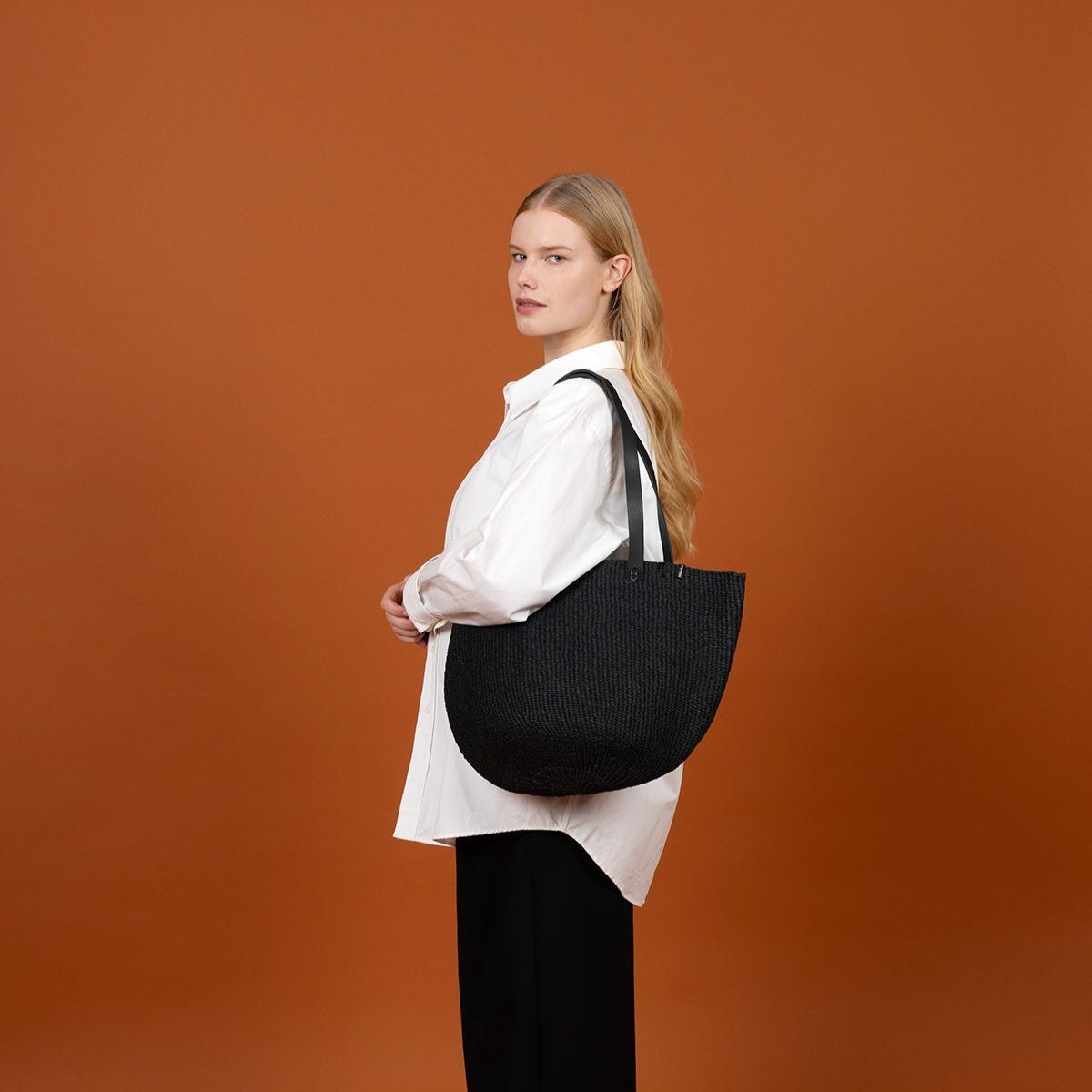 this black shopper bag perfectly combines elegance, practicality, and durability.
Carefully handwoven, the bag is made from durable paper twine, offering a lightweight yet timeless design. This medium-sized shopper is ideal for daily errands, shopping, or as a stylish companion for carrying your essentials—both sustainable and beautiful.