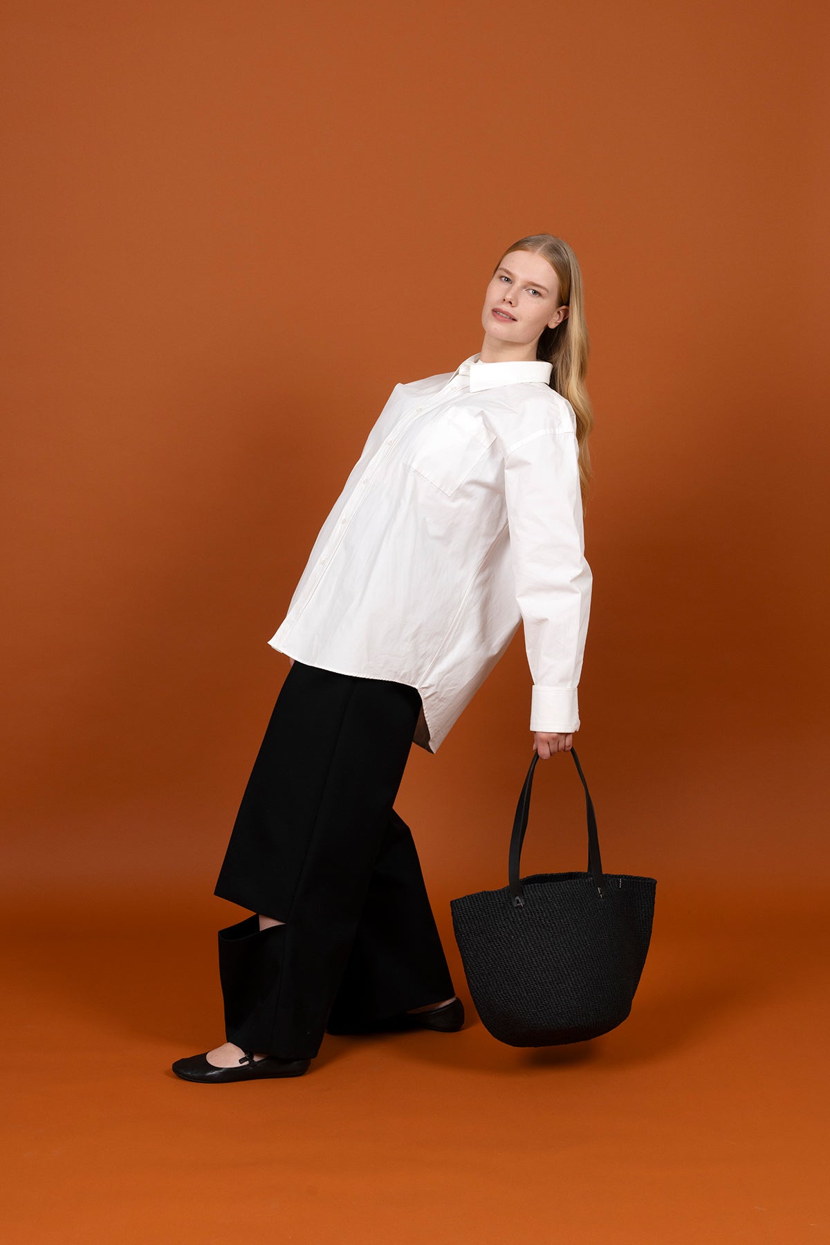 This black shopper bag perfectly combines elegance, practicality, and durability. Carefully handwoven, the bag is made from durable paper twine, offering a lightweight yet timeless design. This medium-sized shopper is ideal for daily errands, shopping, or as a stylish companion for carrying your essentials—both sustainable and beautiful.