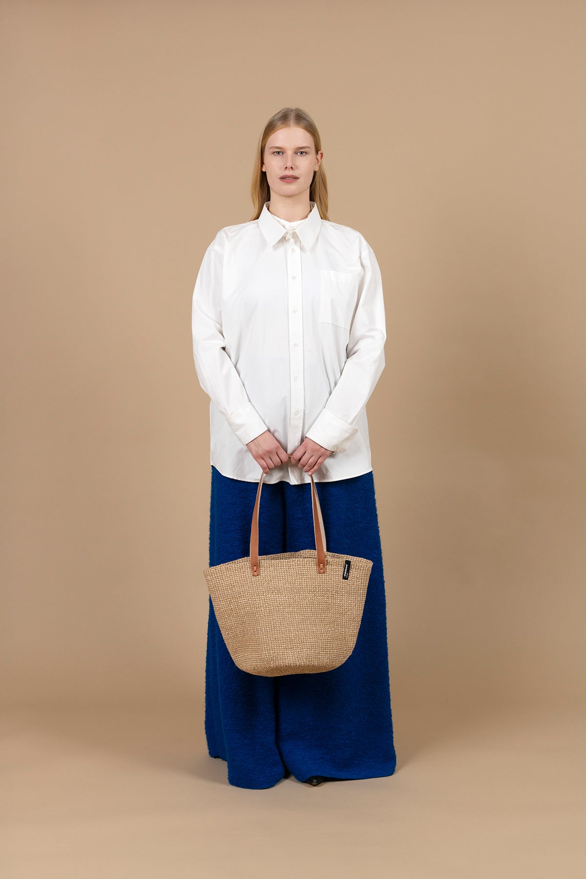 The Majani shopper basket in natural brown is a timeless and eco-friendly fashion accessory. Handwoven with care from banana fiber and FSC-certified paper twine, it is lightweight, durable, and designed for everyday use.