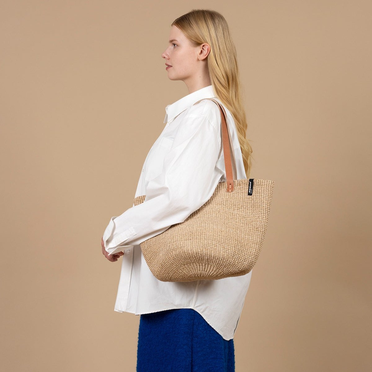 he Majani shopper basket in natural brown is a timeless and eco-friendly fashion accessory. Handwoven with care from banana fiber and FSC-certified paper twine, it is lightweight, durable, and designed for everyday use.