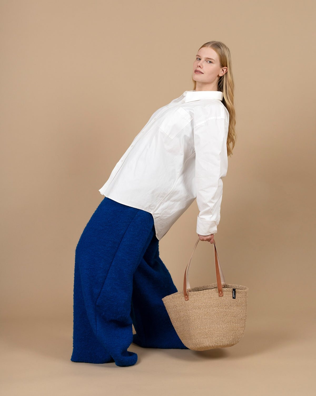 he Majani shopper basket in natural brown is a timeless and eco-friendly fashion accessory. Handwoven with care from banana fiber and FSC-certified paper twine, it is lightweight, durable, and designed for everyday use.