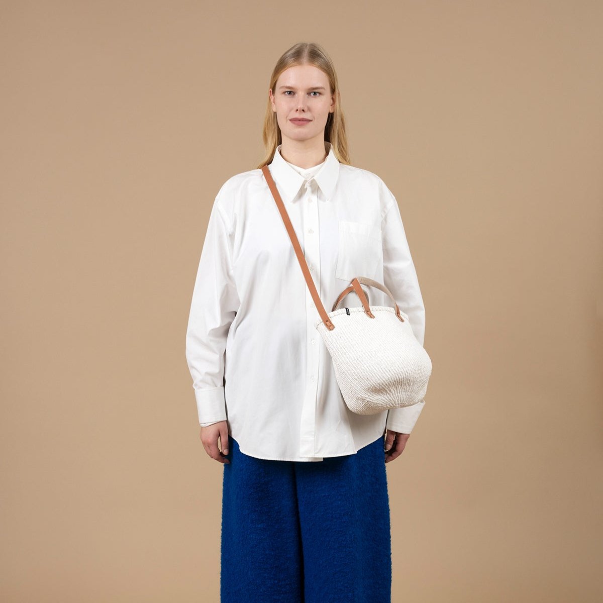 The white sisal shopper bag is a stunning and sustainable fashion accessory designed for versatility and style. Handwoven from natural sisal fiber, this bag is both lightweight and durable, making it perfect for everyday use.