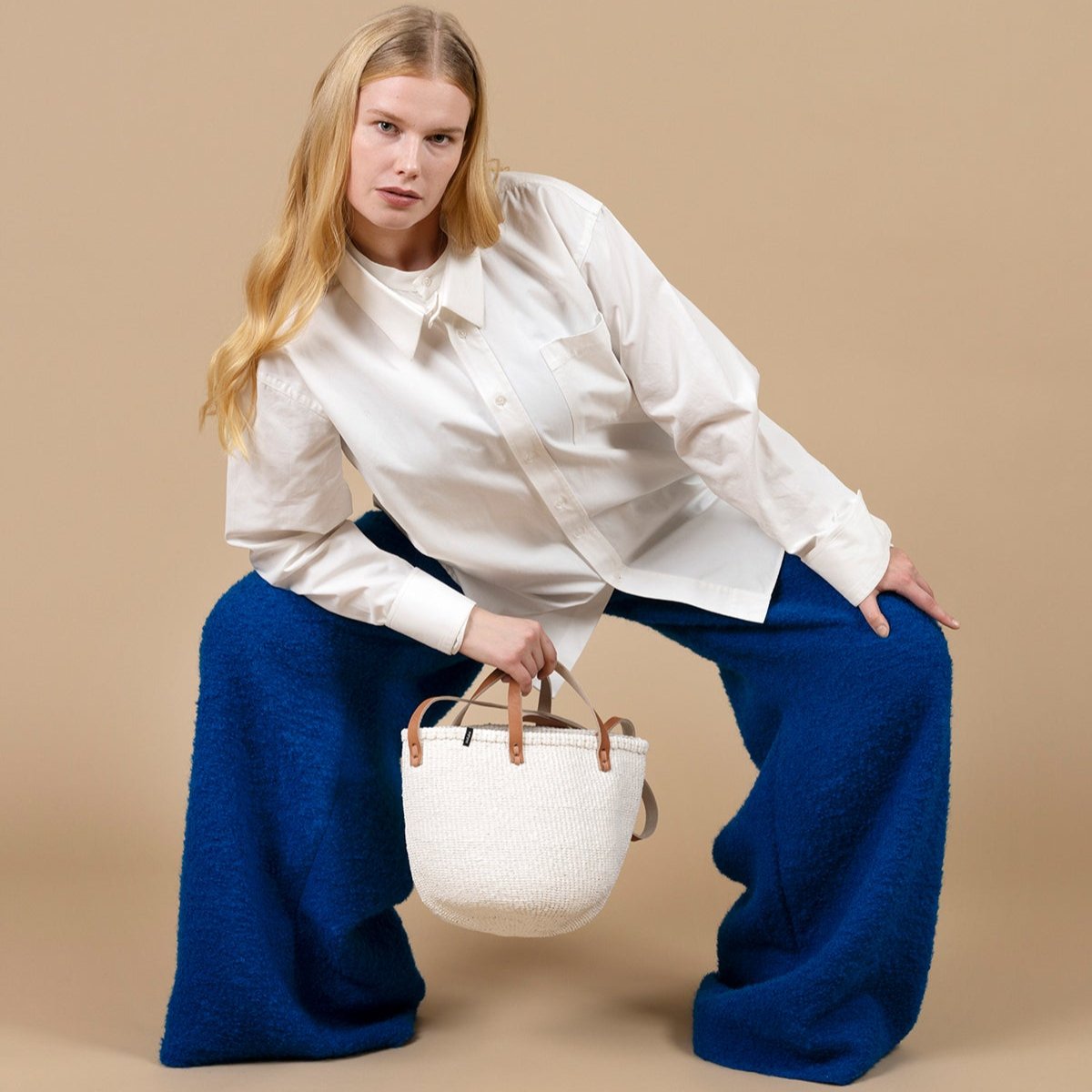 The white sisal shopper bag is a stunning and sustainable fashion accessory designed for versatility and style. Handwoven from natural sisal fiber, this bag is both lightweight and durable, making it perfect for everyday use.
