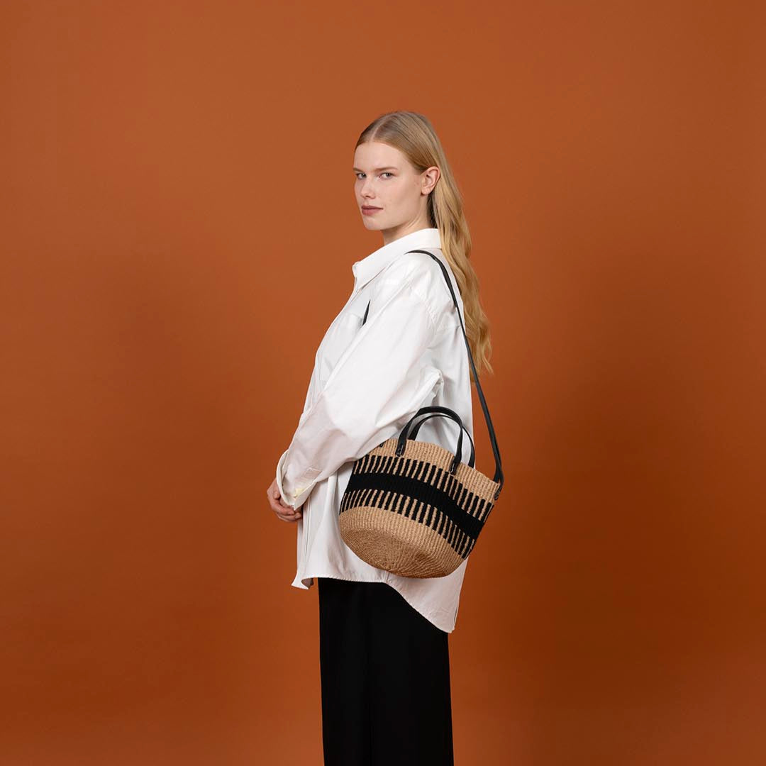 The Pamba shopper basket is a stylish and sustainable accessory designed for both functionality and elegance. Handwoven with care. fair trade.