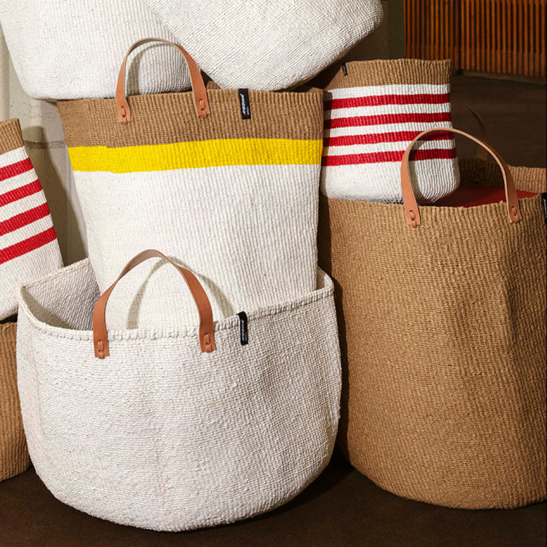 Handwoven brown basket with handles XL is made of paper