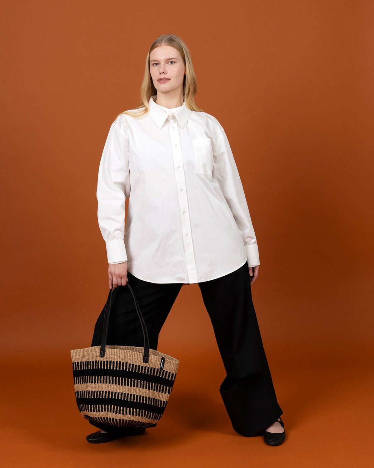The Pamba shoulder bag is a stylish and durable accessory that combines functionality and elegance. Carefully handwoven, this bag stands out with its unique black rib weave, adding a modern touch to its timeless design.